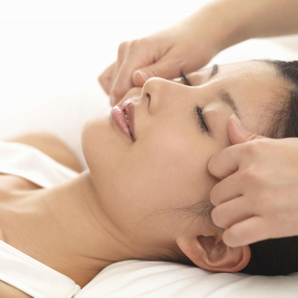 Massage du visage pour stimuler la circulation 