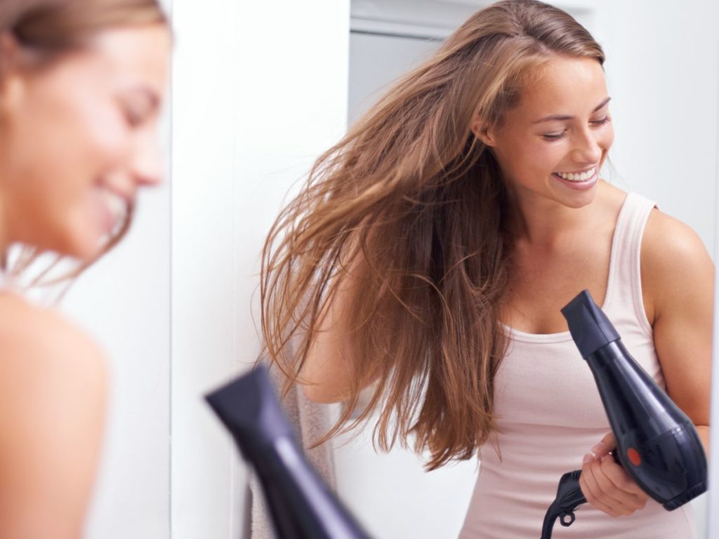 se sécher les cheveux au sèche-cheveux 