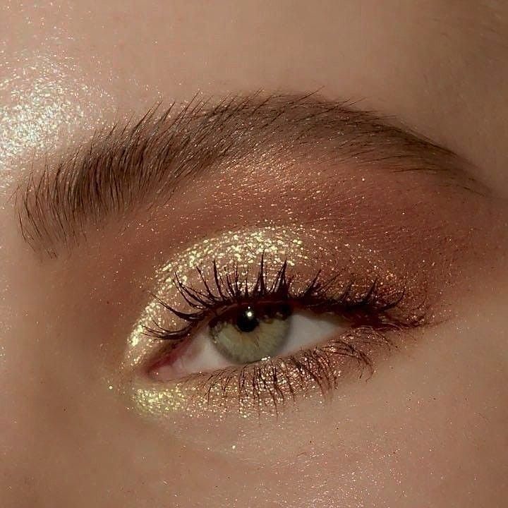 maquillage des yeux doré pour les fêtes de Noël