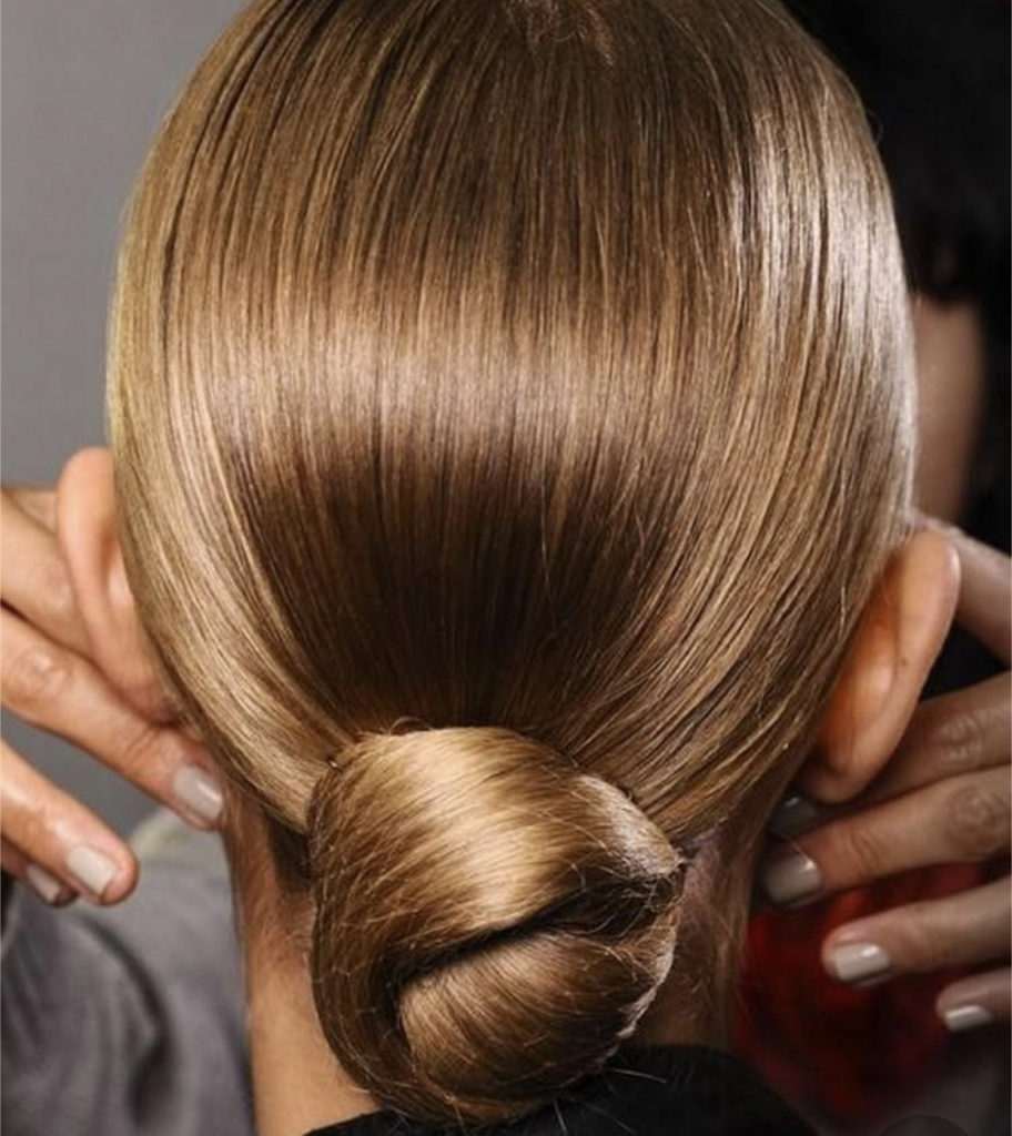 Un chignon bas noué pour le nouvel an