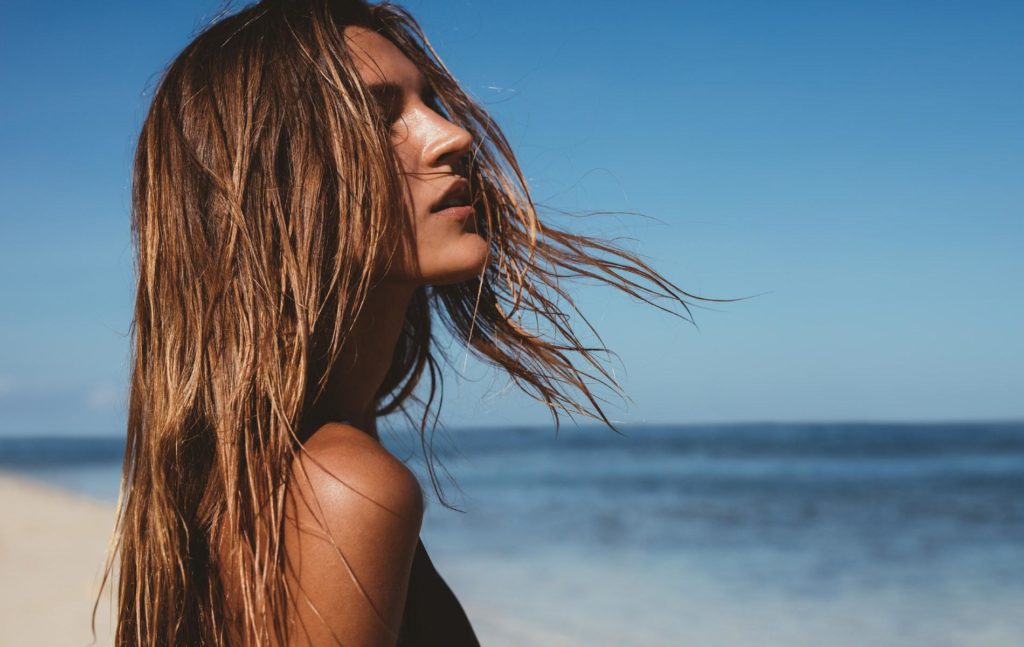 protéger ses cheveux du soleil