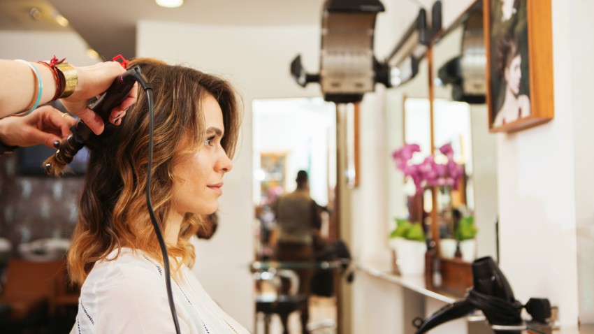 Être coiffeuse à domicile réduit vos dépenses