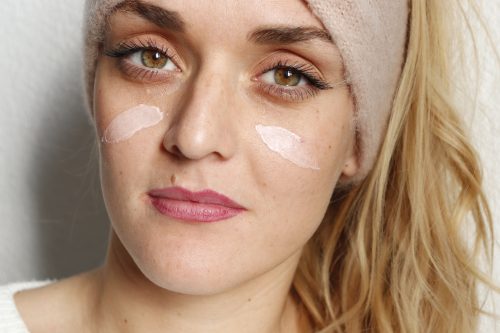 femme qui se démaquille