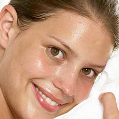 Routine beauté à domicile pour les peaux grasses