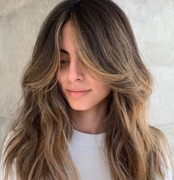 la frange rideau sur les cheveux longs