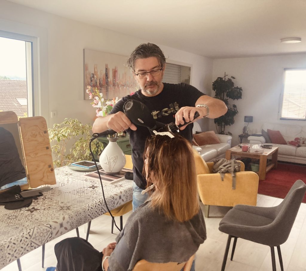 Thierry coiffant une cliente à domicile